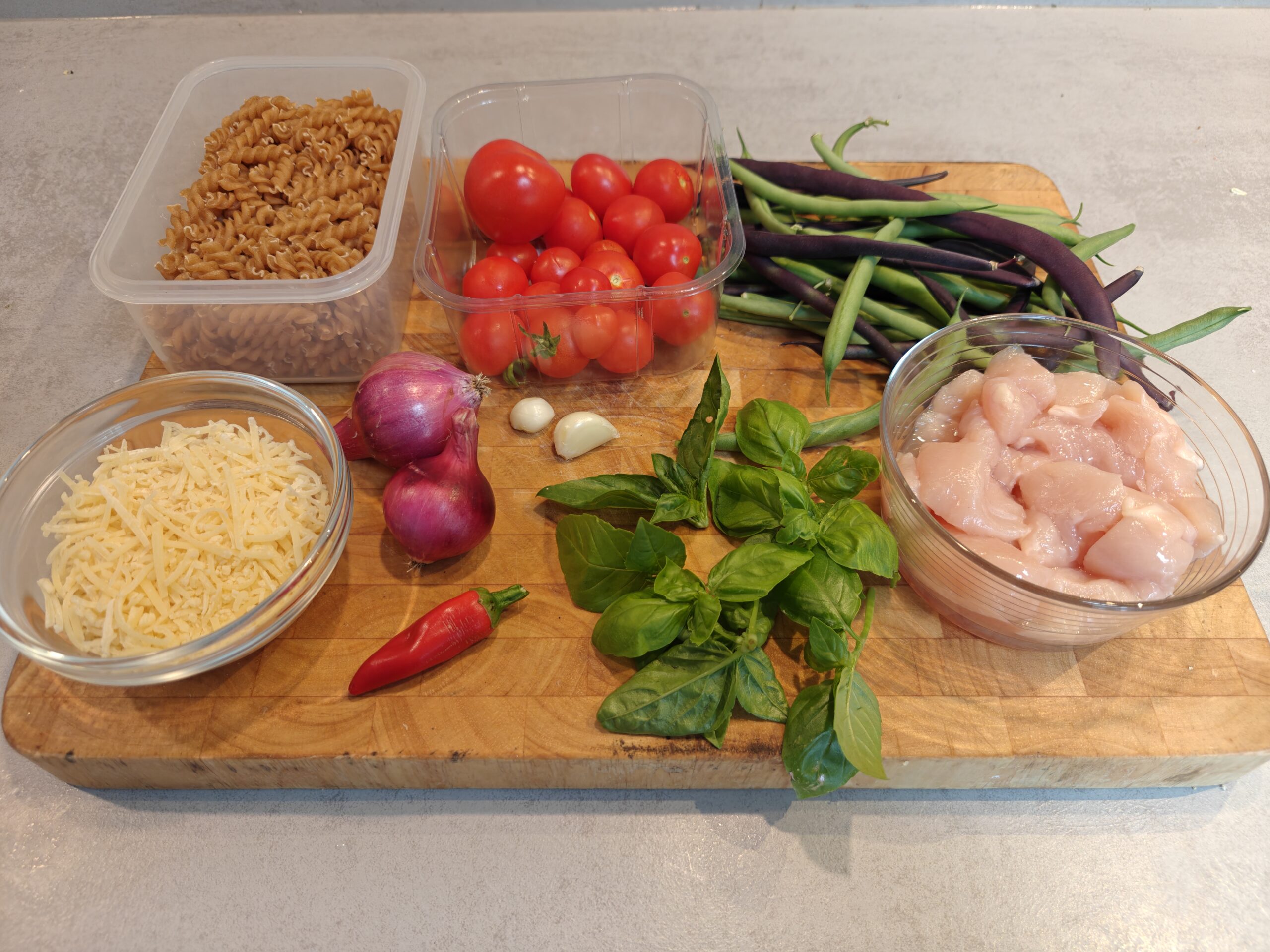 Fusilli met sperziebonen, pesto en kip