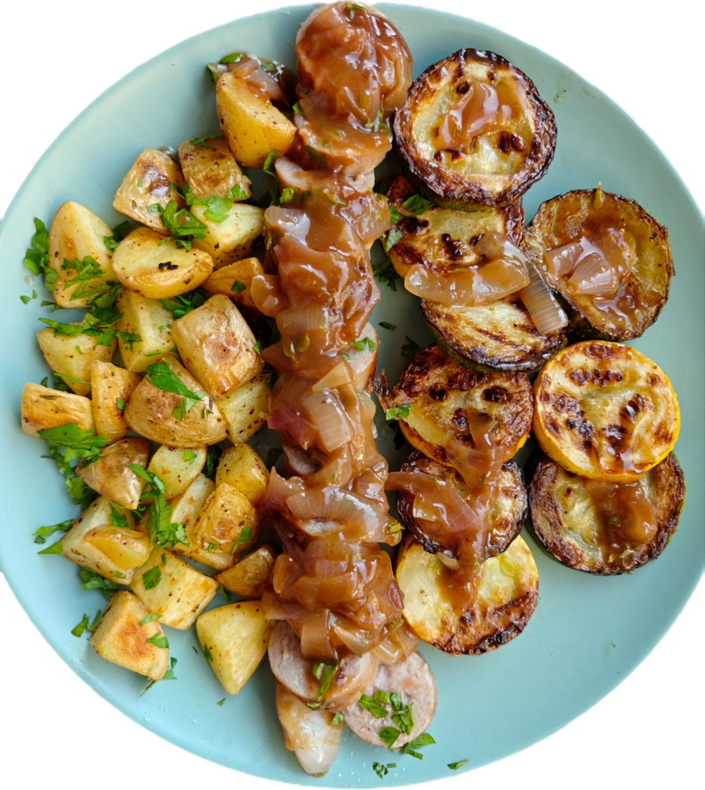 Gegrilde courgette met gebakken aardappelen en verse worst