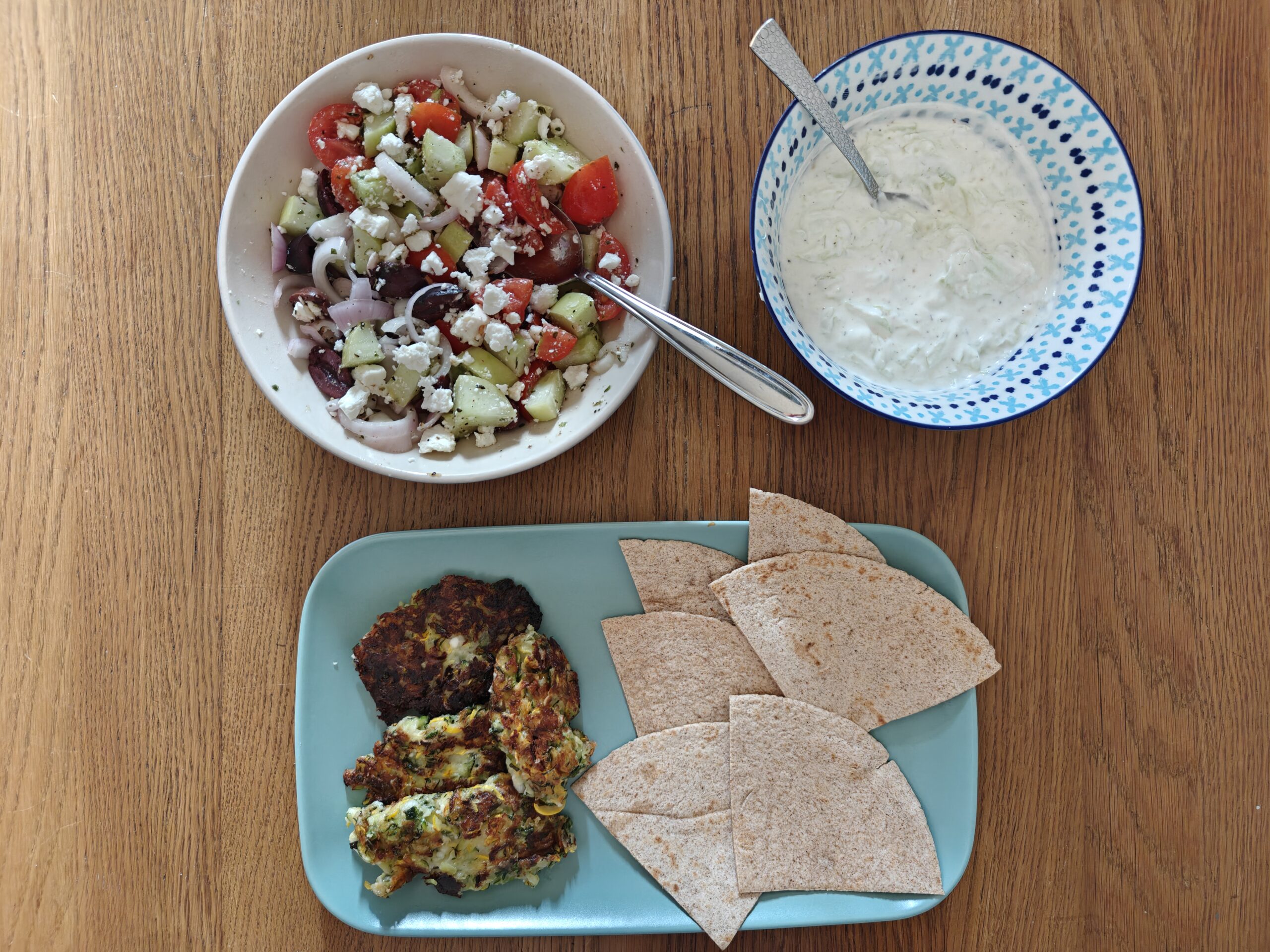 Kolokithokeftedes met tzatziki, Griekse salade en flatbread
