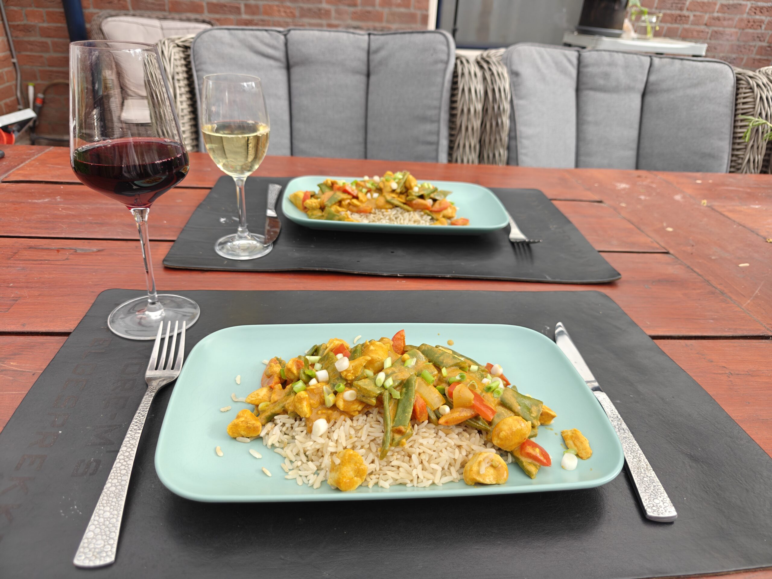 Gele snijbonencurry met kip en rijst