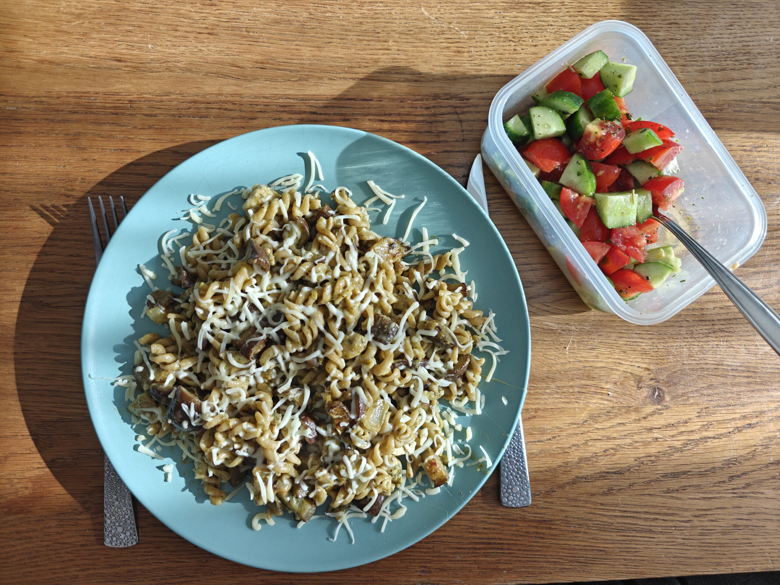 Romige pasta met aubergine, kip en pesto